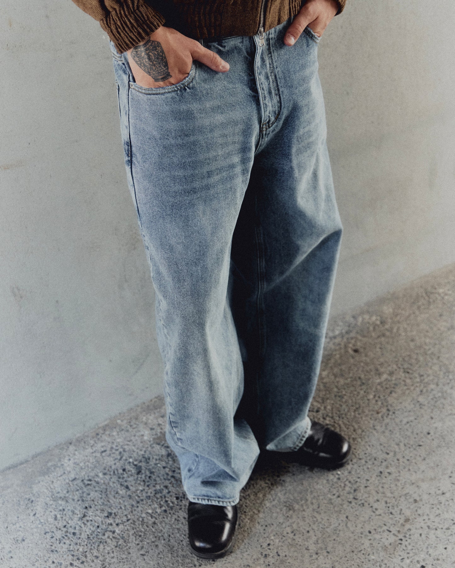 DENIM JEANS - LIGHT WASH